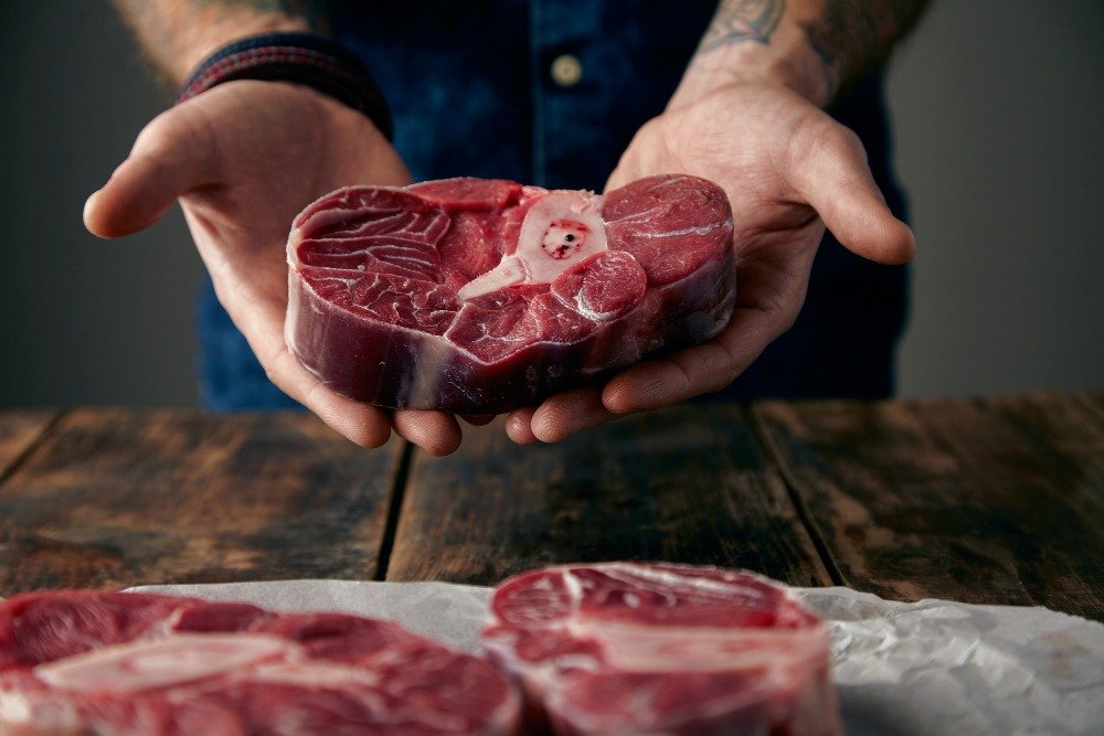 Viande de bœuf persillée travaillée par un boucher à Grenoble